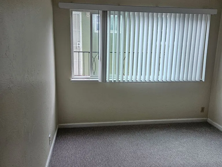 410 Redwood Ave — Photo 10