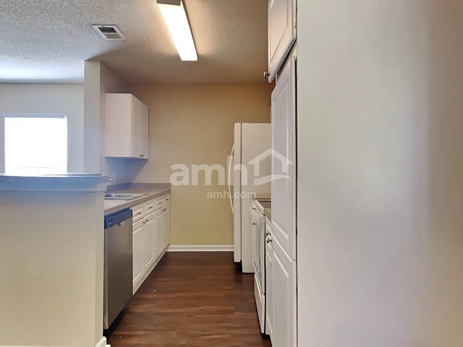 3 bed, 2.5 bath, 1320 sqft, $1,995 — Photo 3