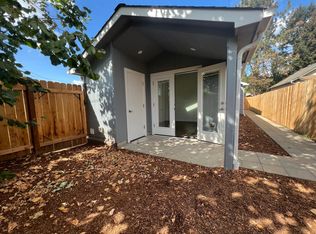 1049 E St #1/2, Springfield, OR 97477