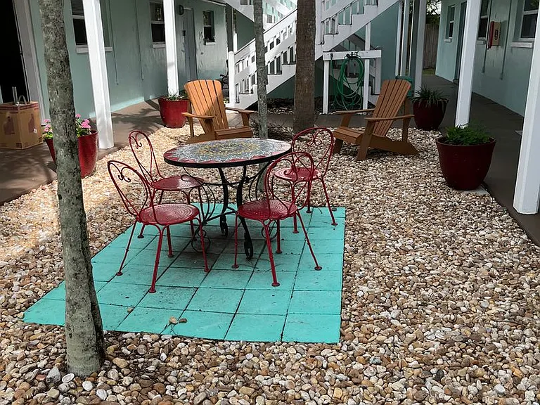 208 Pierce Ave — Photo 1