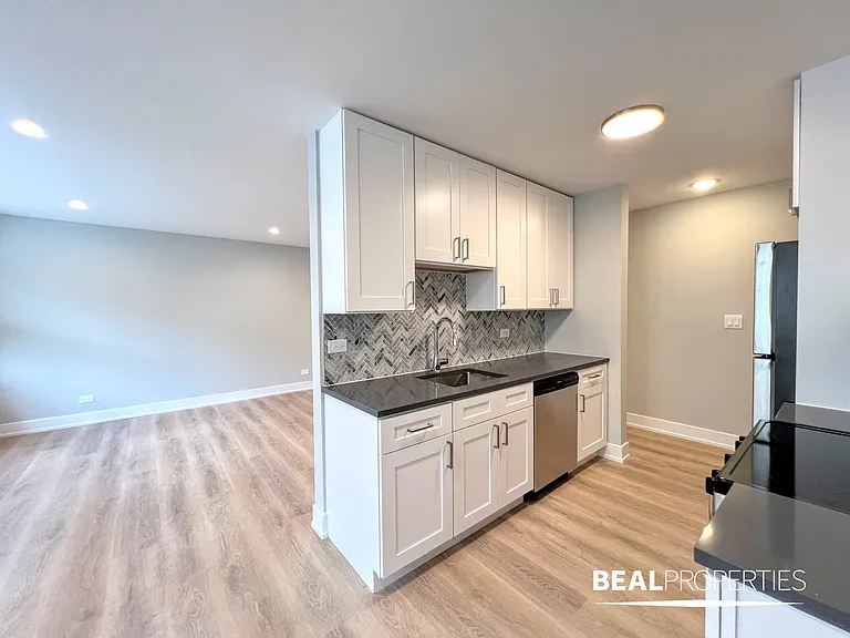 452 W Oakdale — Photo 39