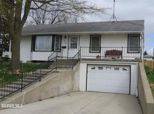 816 W Chestnut St, Freeport, IL 61032