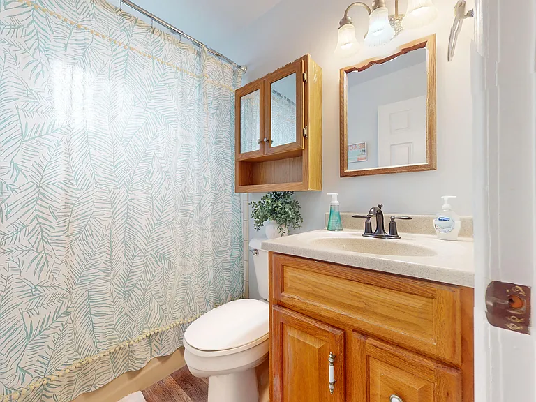 712 W Beach Ave #A — Photo 4
