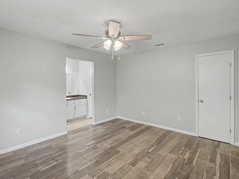 703 Woods Ct — Photo 23