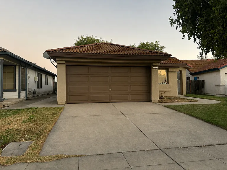 4713 W University Ave — Photo 1