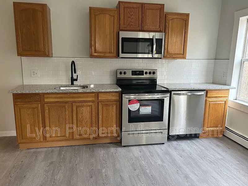 2 bed, 1.0 bath, $1,550 — Photo 2