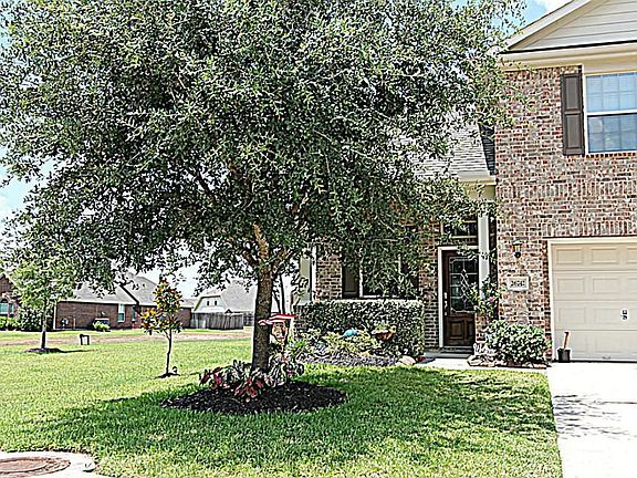 EYE CATCHING CURB APPEAL AND A COVERED FRONT PORCH GREETS YOUR GUESTS AS THEY ARRIVE.