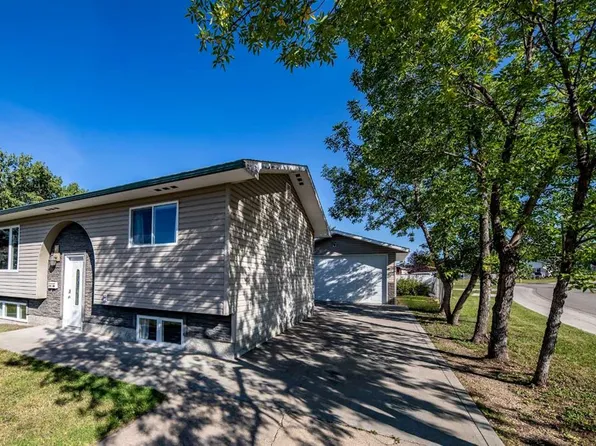 9710 S 117th Ave, Grande Prairie, AB T8V 3P4