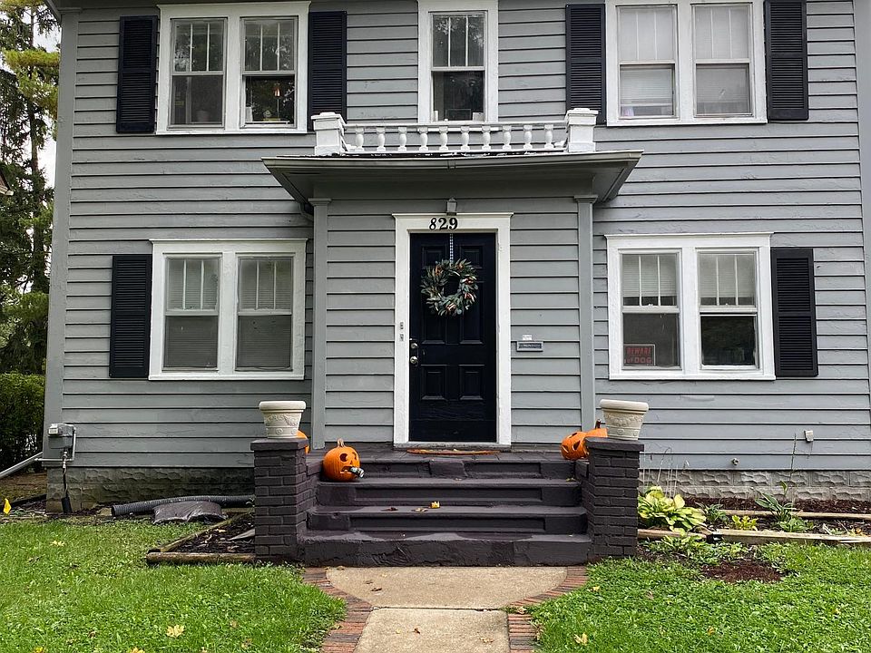 1st image of 829 W Grand River Ave
