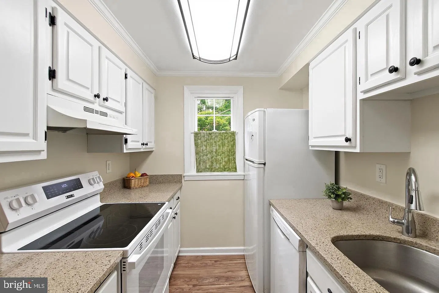 2 bed, 1.0 bath, 692 sqft, $2,200 — Photo 1
