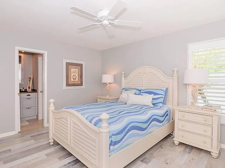 4031 NE Breakwater Dr — Photo 32