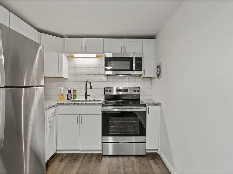 Creekside Apartments — Photo 31