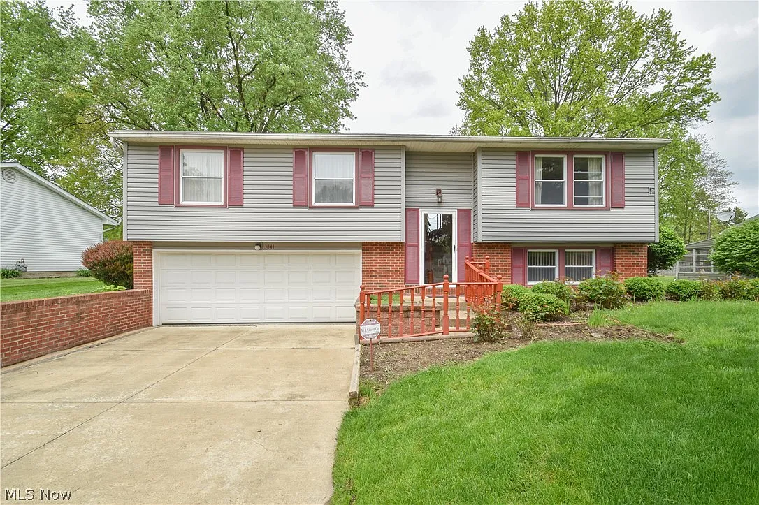 3841 Bellwood Dr SE photo 1