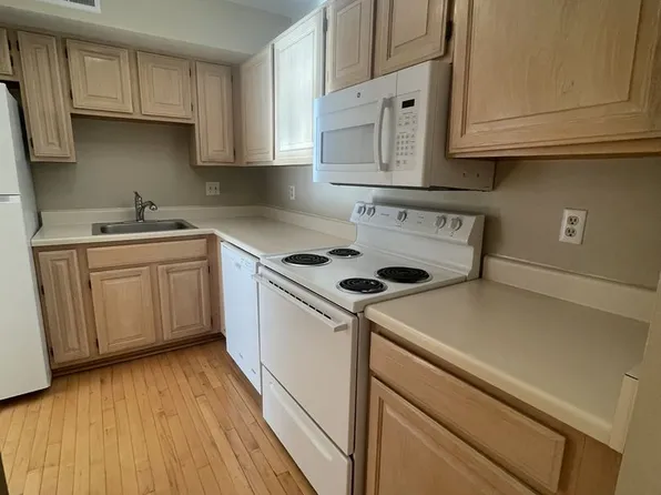 2243 S Huron Pkwy APT 3, Ann Arbor, MI 48104