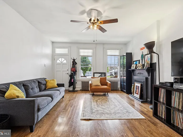 460 Martin St — Photo 3