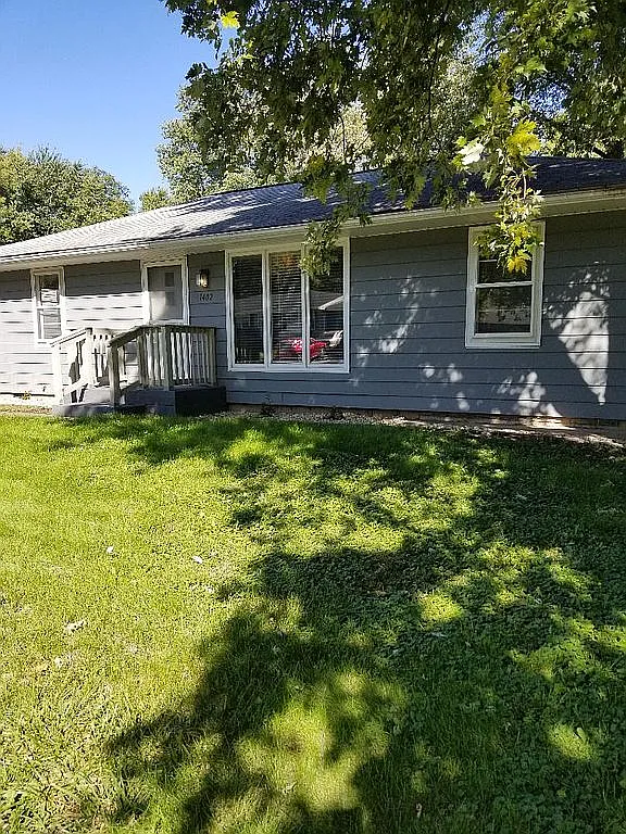 1402 Hovey Ave photo 1