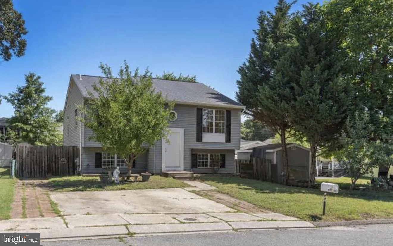 4 bed, 2.0 bath, 1044 sqft, $2,995 — Photo 1