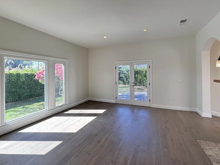 1043 S Plymouth Blvd — Photo 11