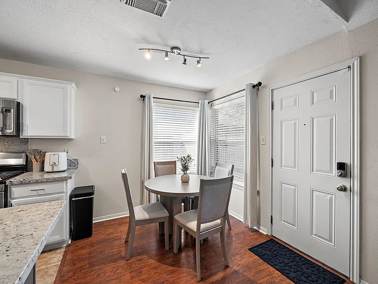18315 Beaverdell Dr — Photo 8