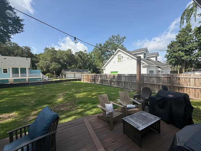 1003 Bradford Ave — Photo 3