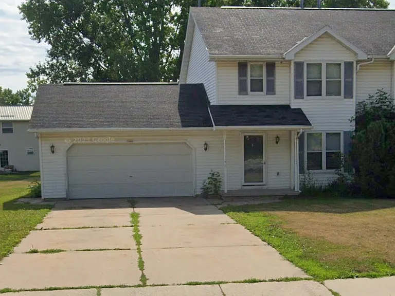 1560 Cardinal Ln — Photo 1