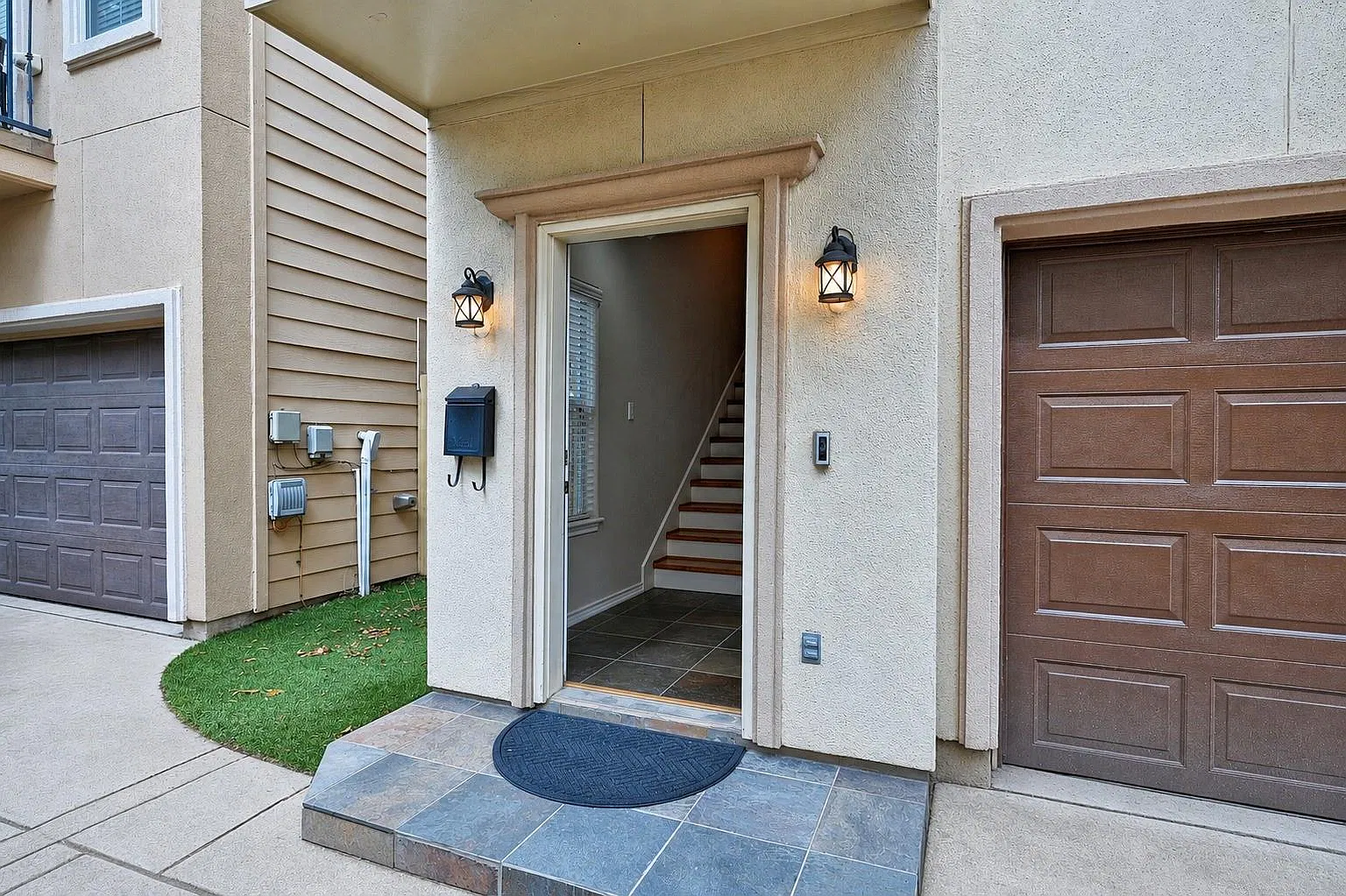 3 bed, 3.5 bath, 2047 sqft, $2,500 — Photo 3