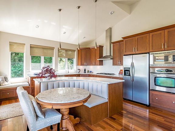 4th image of 830 Bayview Heights Rd