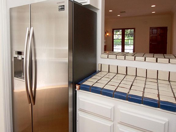 5th image of 8228 Fountain Ave #107