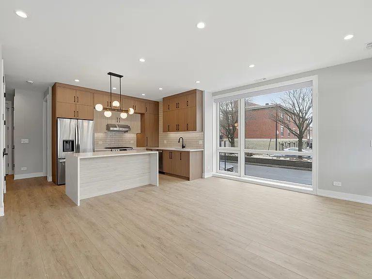 2355 W Flournoy St #102 — Photo 5