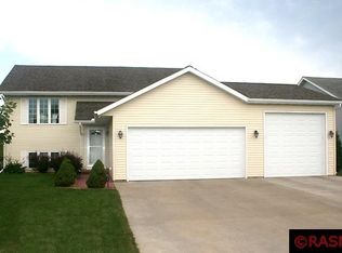 105 Torrey Pines Dr, Mankato, MN 56001