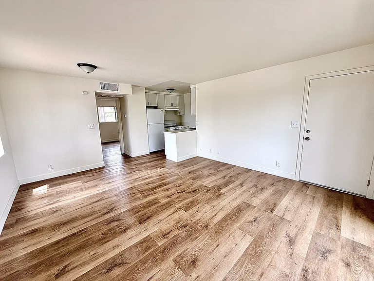 12521 Saticoy St #4 — Photo 4