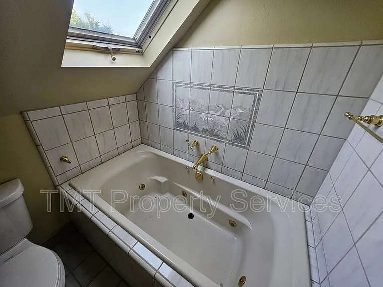 1214 N Pershing Ave — Photo 92