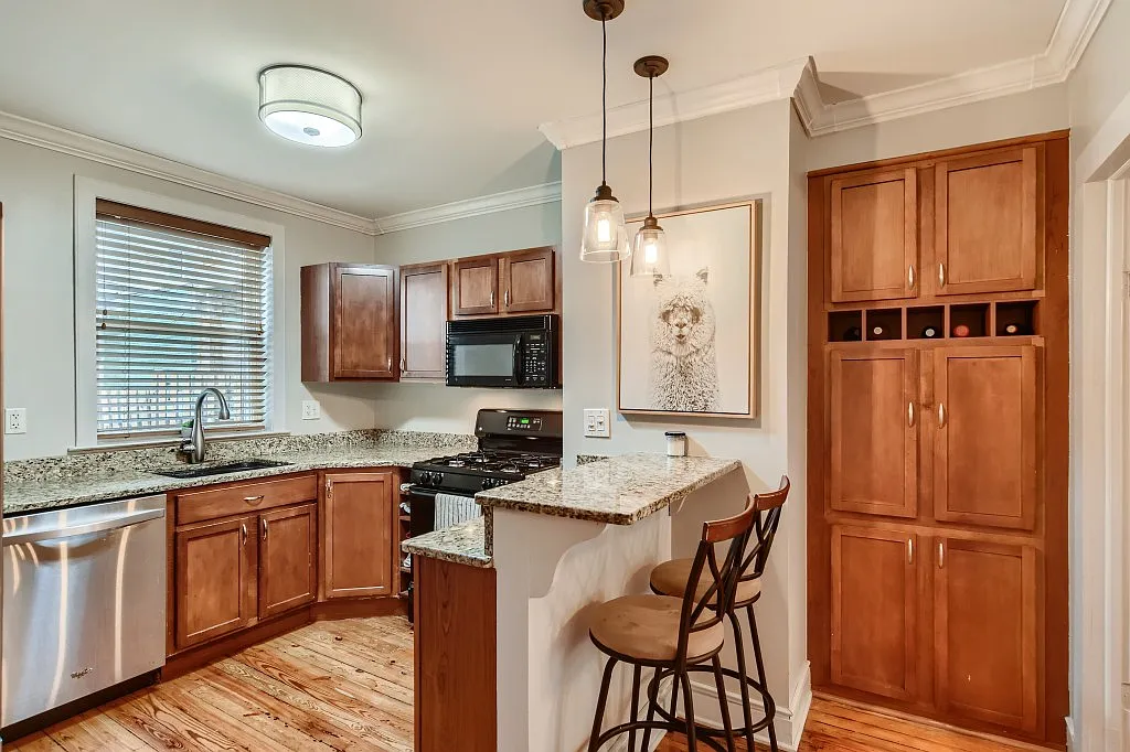 3 bed, 1032 sqft, $2,300 — Photo 3
