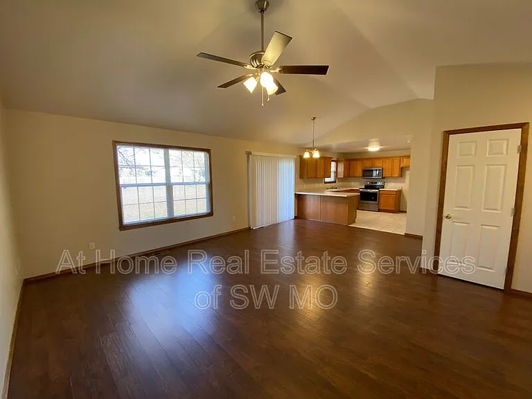 625 S Hazelnut Ave — Photo 3