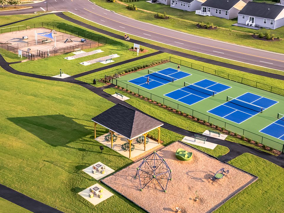 Enjoy golf, trails, playground, pool more in an amenity-rich community!