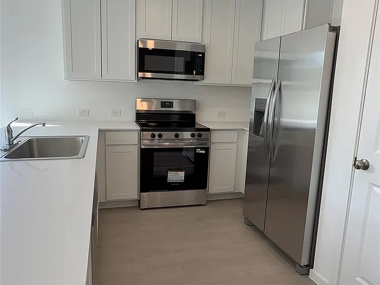 327 Parkin Ct — Photo 4