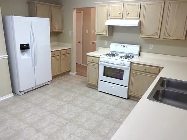 3 bed, 2.0 bath, 1691 sqft, $2,195 — Photo 2