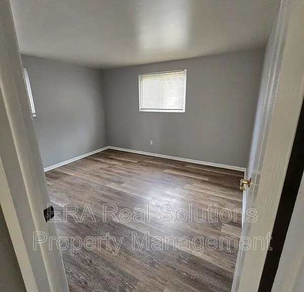 281 S Napoleon Ave #B — Photo 5