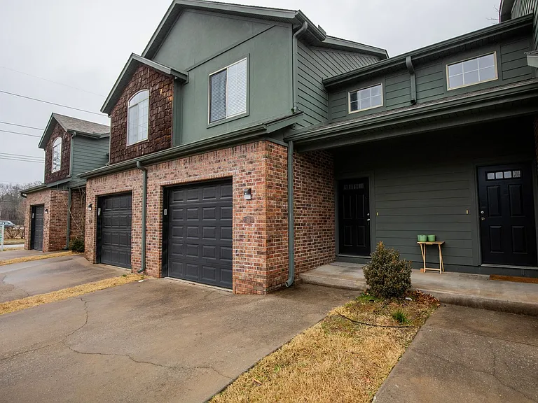 786 W Breeze Cv — Photo 1
