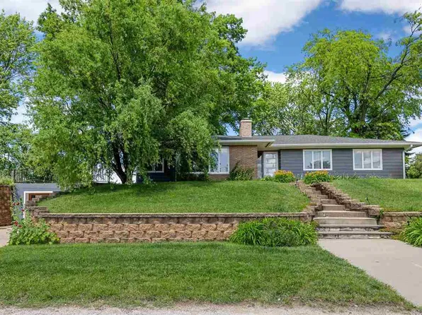 2600 Maple Dr NW, Cedar Rapids, IA 52405