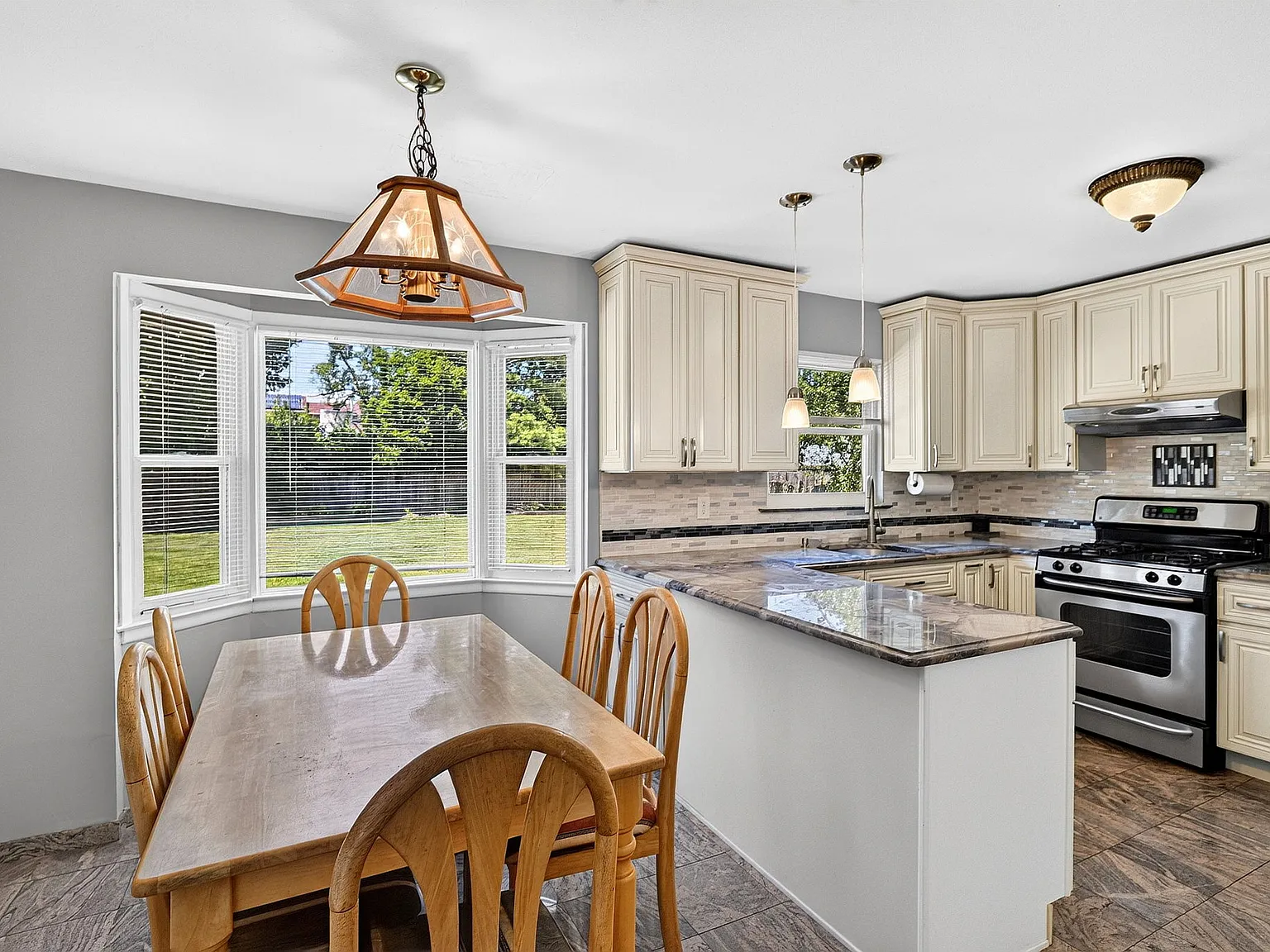 5 bed, 2478 sqft, $4,600 — Photo 3