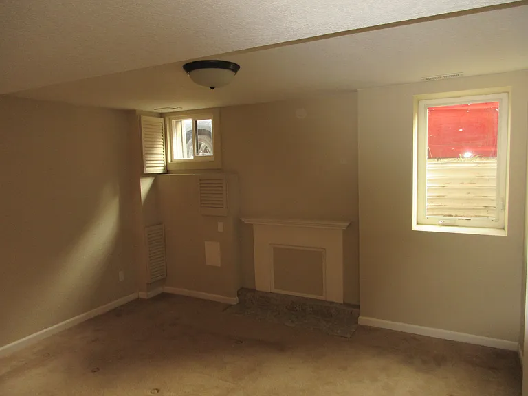 1033 S Clarkson St — Photo 9