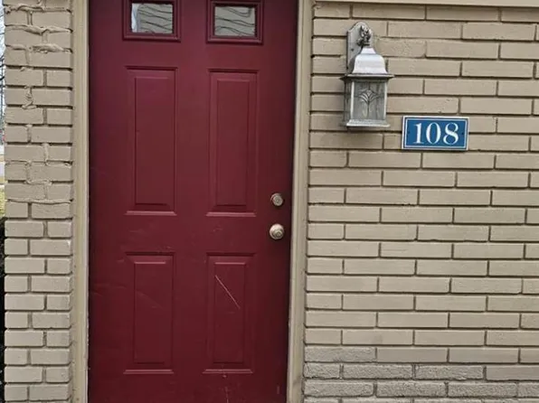 108 Princeton Dr, South Lyon, MI 48178