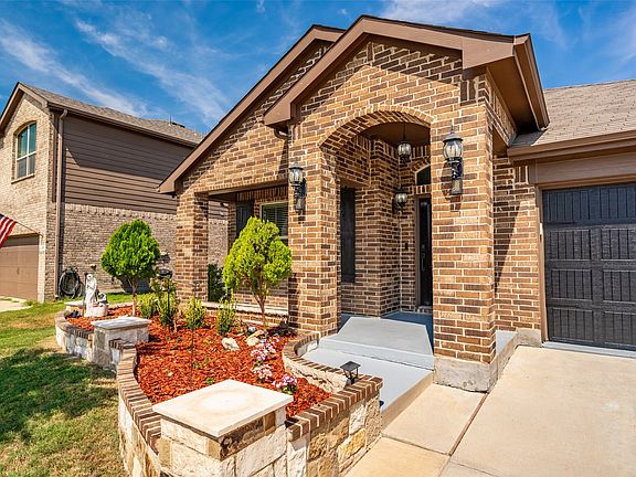 5th image of 303 Triple Crown Ln
