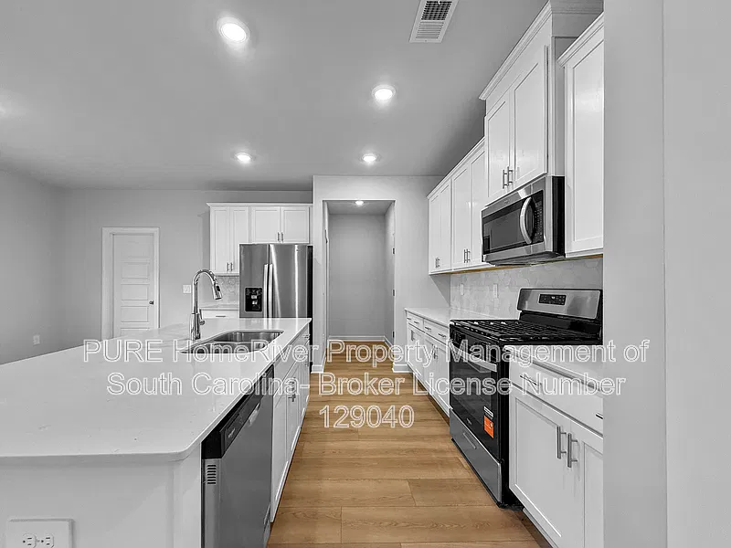 4 bed, 2.5 bath, 2345 sqft, $2,155 — Photo 4