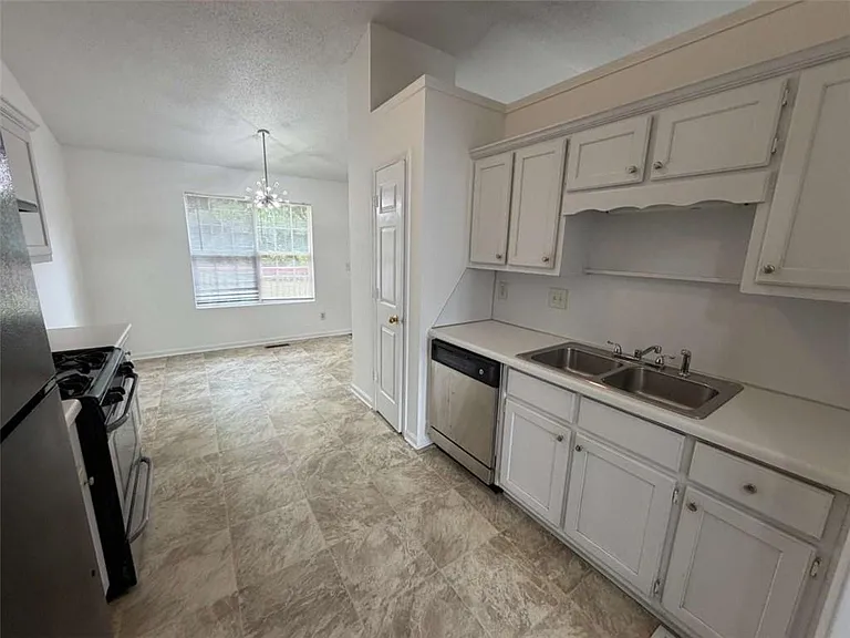 1613 Fort Perry Way — Photo 5