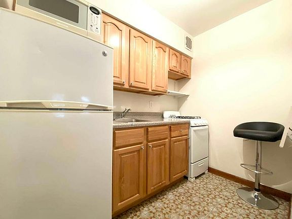 5th image of 27 W 75th St APT A