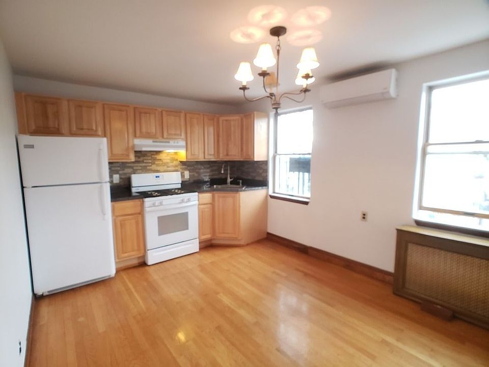 1st image of 294 De Graw St #3