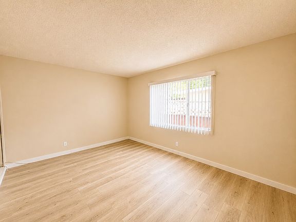 3rd image of 2119 N Beachwood Dr #4
