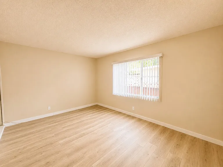 2119 N Beachwood Dr #4 — Photo 3